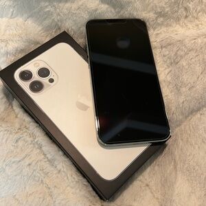 Apple iPhone 13 Pro Max 256GB - Like New.